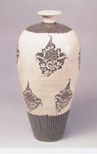 图4 白地黑剔花牡丹纹梅瓶 日本东京永青文库藏品 重要文化财 高40.2cm