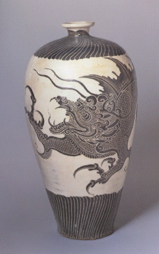 图5 白地黑剔花龙纹梅瓶 日本白鹤美术馆 重要文化财 高40.5cm