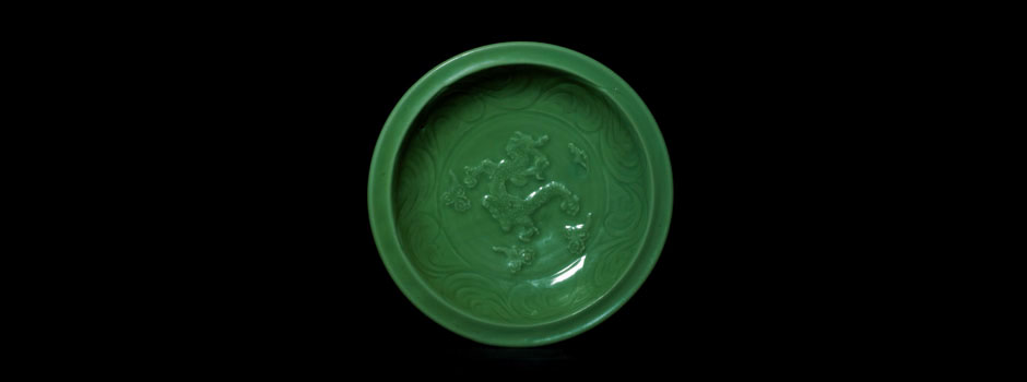   The tray of flat rim decorated with dragon pattern produced in Longquan Kiln