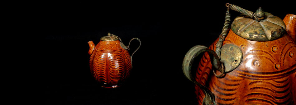 Yellow glaze water dropper with water-ripple melon edge and copper-gilding handle in the Northern Song Dynasty. H:14cm  