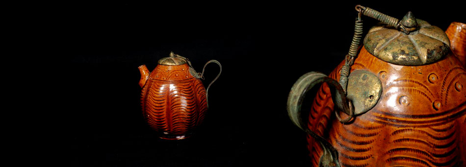 Yellow glaze water dropper with water-ripple melon edge and copper-gilding handle in the Northern Song Dynasty. H:14cm  